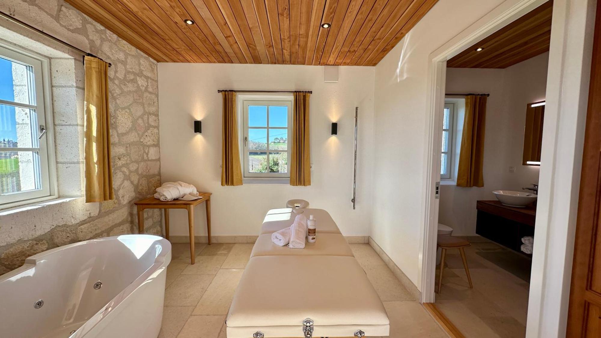 Chateau Lecusse - La Grande Roche - Hotel, Spa, Boutique & Restaurant Broze Bagian luar foto