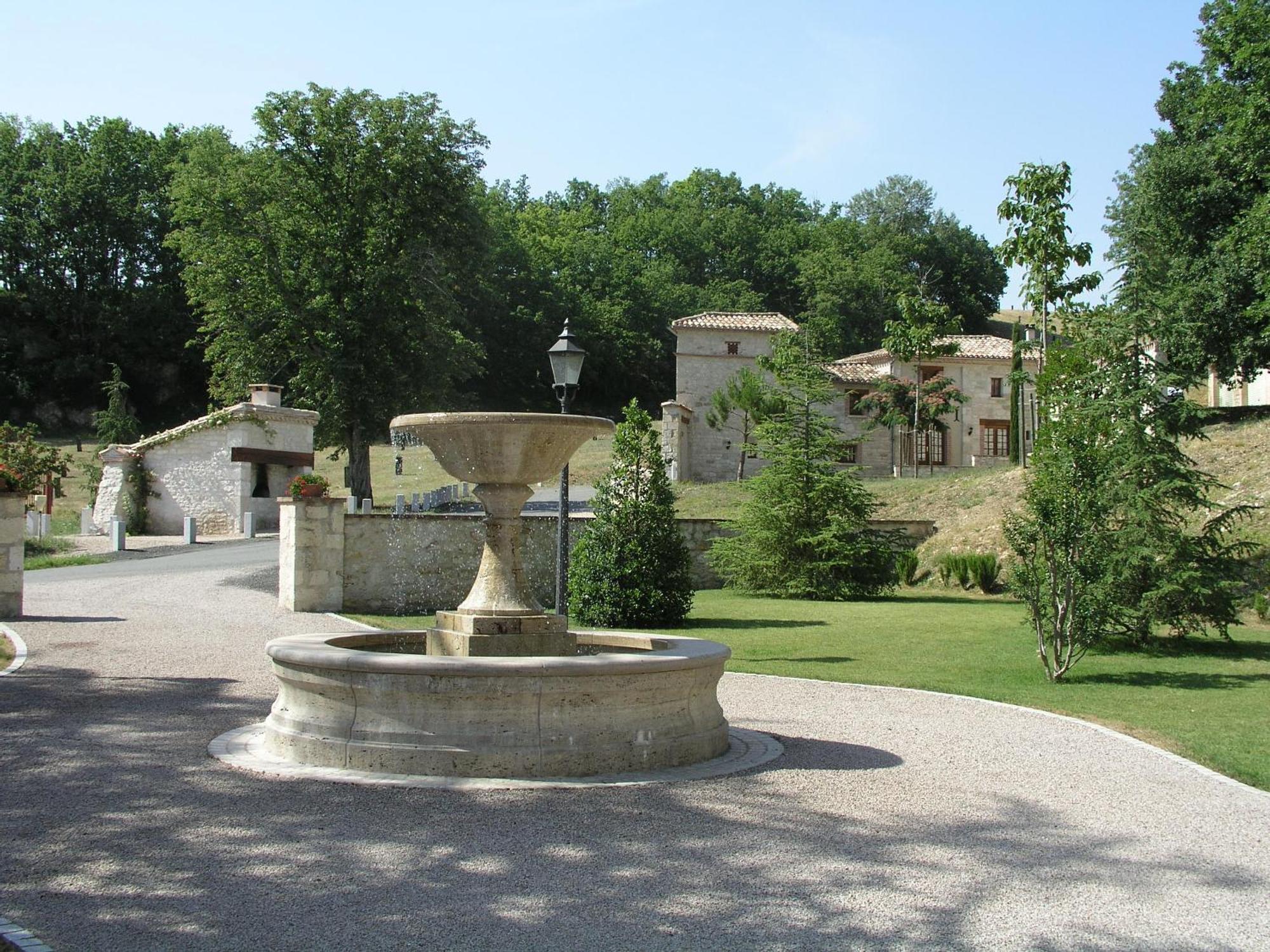 Chateau Lecusse - La Grande Roche - Hotel, Spa, Boutique & Restaurant Broze Bagian luar foto